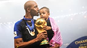 Nzonzi avec le trophée de la  Coupe du monde