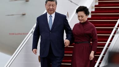 Le président chinois Xi Jinping et son épouse Peng Liyuan, à la descente de leur avion le 5 mai 2024 à l'aéroport d'Orly.