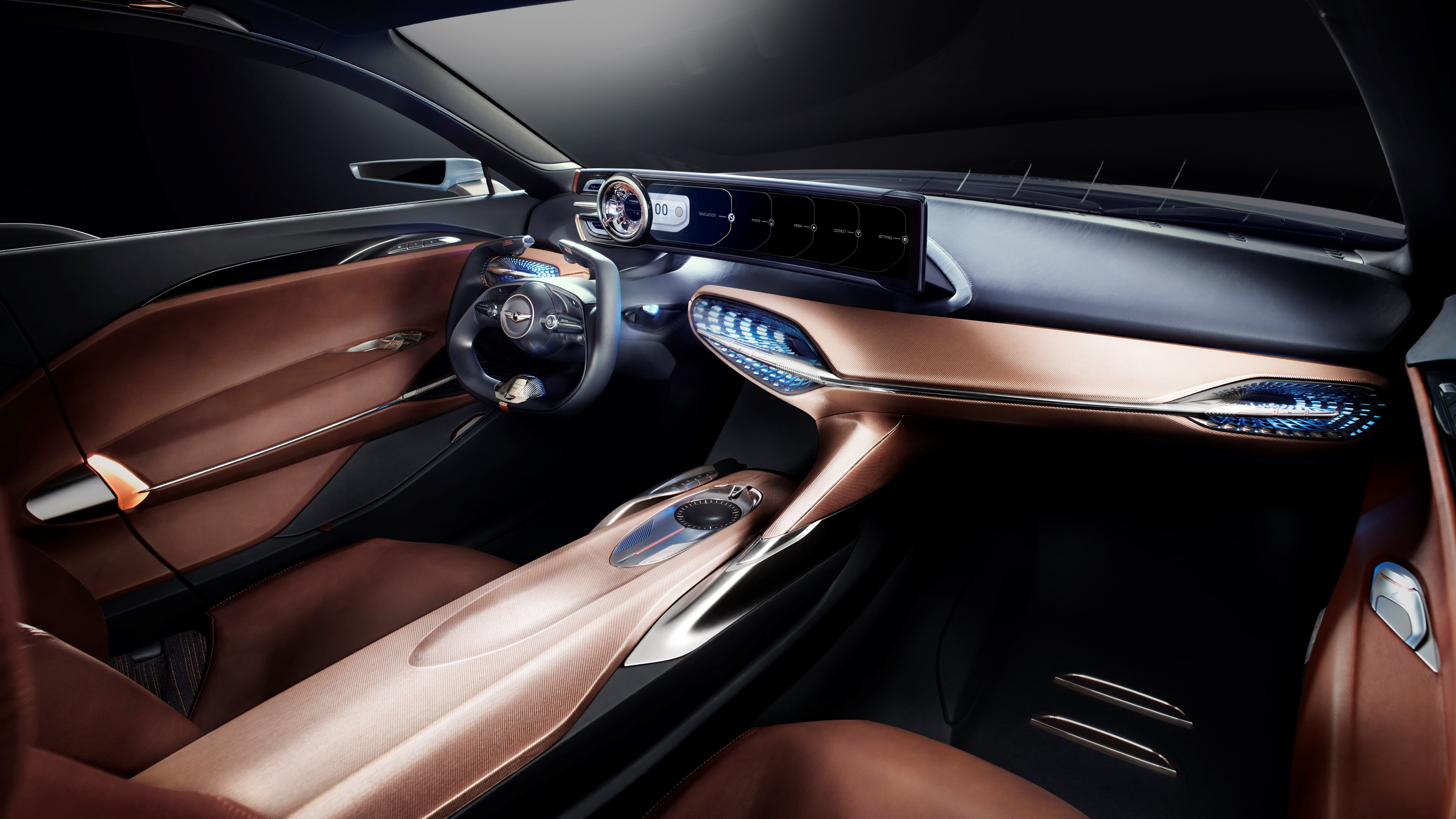 L'intérieur se veut luxueux mais sportif avec une configuration très épurée et des sièges peu épais.