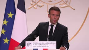 Emmanuel Macron "salue" le travail de l'ambassadeur de France au Niger