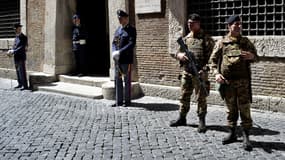 Des policiers et des militaires devant la direction anti-mafia, à Rome (photo d'illustration).