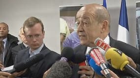 Jean-Yves Le Drian à l'issus de son discours devant quelque 200 hauts responsables civils et militaires réunis à l'Ecole militaire, le mardi 15 avril à Paris