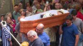  En Galice, les vivants défilent dans des cercueils pour faire face à la mort