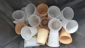 Une fois le café bu, le gobelet plastique vient gonfler la masse des déchets. Sauf s'il est réutilisable. 