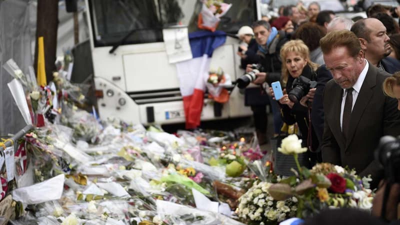 La star planétaire Arnold Schwarzenegger s'est recueillie samedi devant le Bataclan, célèbre salle de spectacle parisienne où 90 personnes ont été tuées lors des attentats du 13 novembre.