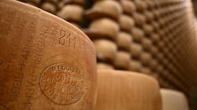 Des meules de parmigiano reggiano dans une cave d'affinage de Reggio Emilia, dans le nord de l'Italie, le 19 avril 2023 (photo d'illustration).