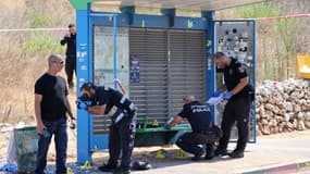 La police israélienne boucle le site d'une attaque à la voiture bélier signalée dans la ville de Kfar Yona, dans le centre d'Israël, le 24 juillet 2025.