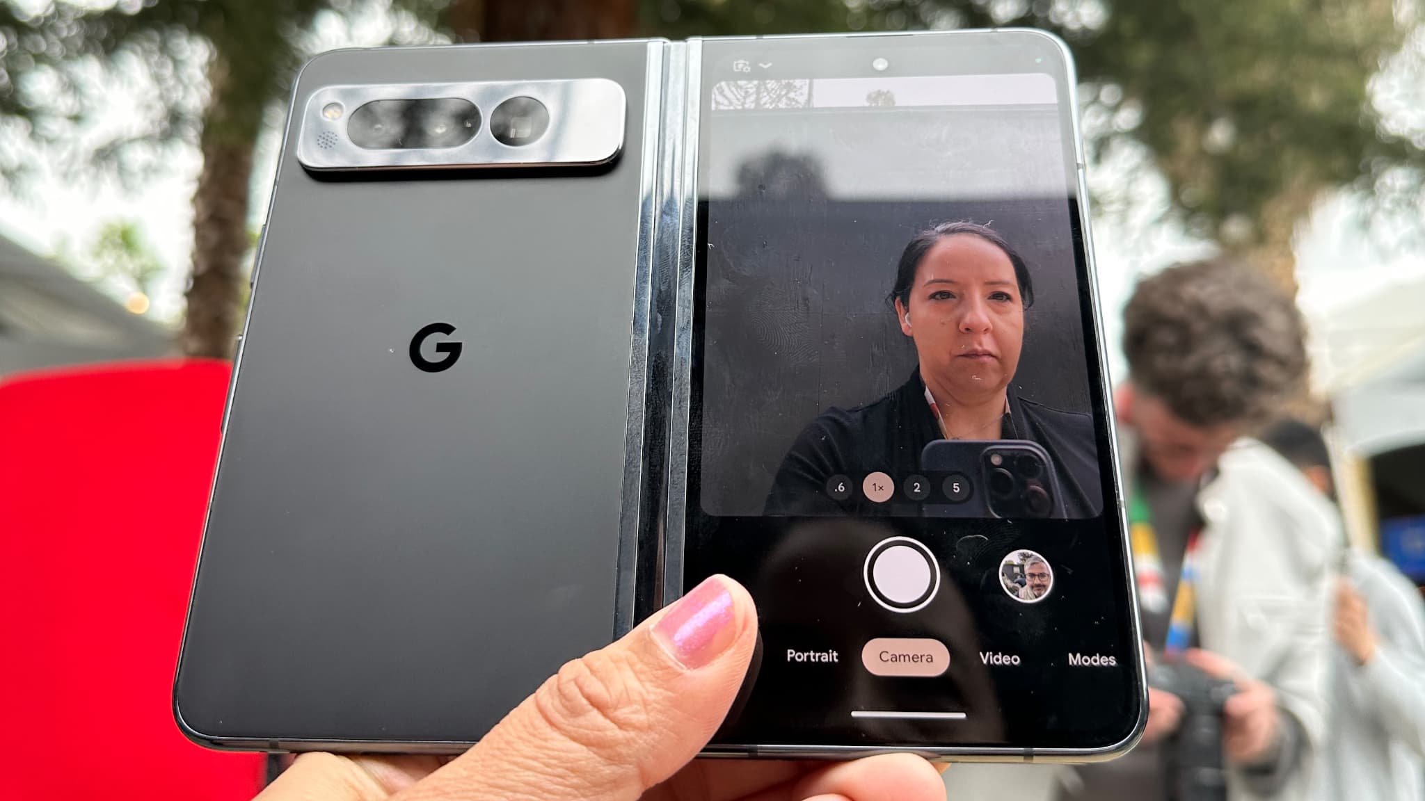 Le Google Pixel Fold peut prendre des selfies avec le capteur principal du module photo du dos