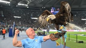Juan Bernabè avec l'aigle Olimpia avant un match de la Lazio en février 2024