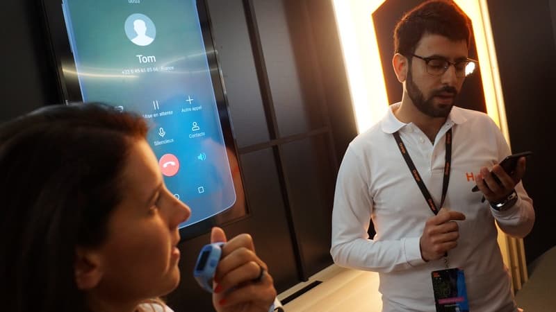 L'enfant peut passer des appels sur le réseau mobile d'Orange grâce à la carte SIM placée dans la montre. L'enfant peut passer des appels sur le réseau mobile d'Orange grâce à la carte SIM placée dans la montre.
