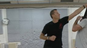Un professeur de Krav Maga apprend à maîtriser une kalachnikov à son élève.