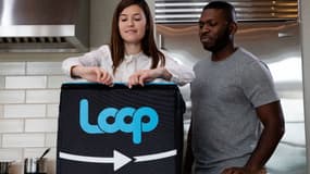 Loop a conçu un sac de livraison réutilisable où les clients déposent leurs emballages vides en attendant d'être repris. 