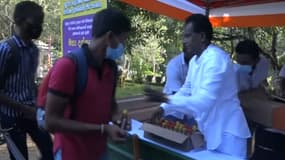 Dhammika Bandara distribuant son remède