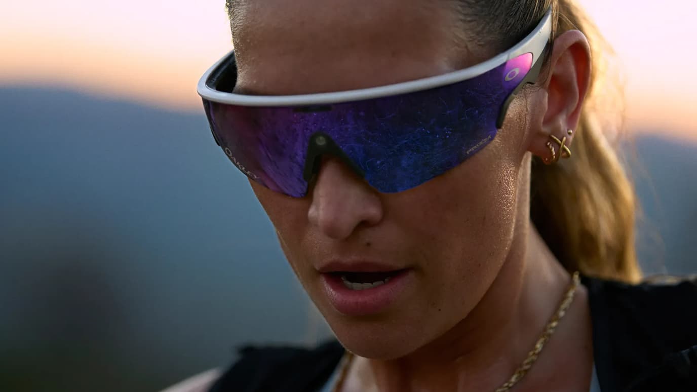 OAKLEY META VANGUARD: CES LUNETTES DE META DOPÉES À L’IA VEULENT VOUS SUIVRE EN PLEINE ACTION