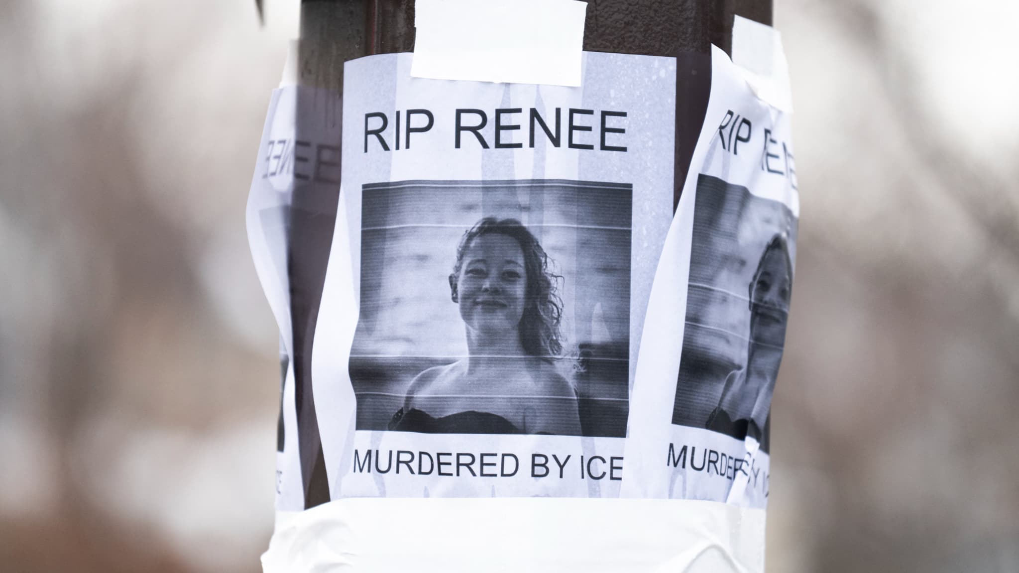 Une affiche rend hommage à Renee Nicole Good, "tuée par ICE", le 8 janvier à Minneapolis