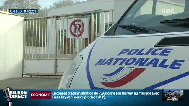 Un véhicule de police devant la mosquée de Bayonne après l'attaque qui a fait deux blessés
