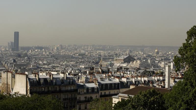 Le seuil de pollution atmosphérique aux particules fines, émises notamment par les moteurs diesel, qui déclenche la procédure d'alerte est susceptible d'être atteint dimanche à Paris. /Photo d'archives/REUTERS/Benoît Tessier