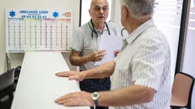 Les médecins Pierre Le Tinnier (g) et Yves Carcaillet, tous deux retraités, lors d'une pause entre deux consultations, le 15 juin 2023 à Albi, dans le Tarn