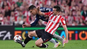 Casemiro face à Dani Vivian lors du match Bilbao-Manchester United le 1er mai 2025
