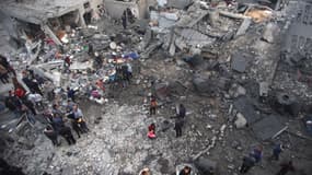 Des personnes dans les décombres de bâtiments touchés par des frappes israéliennes la nuit précédente à Jabalia, dans le nord de la bande de Gaza, le 16 janvier 2025, après l'annonce d'un accord de cessez-le-feu.