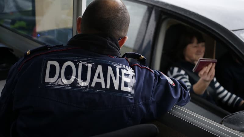 Le ministre des Comptes publics Gérald Darmanin campe sur sa proposition faite le le 12 mars d'une enveloppe de 14 millions d'euros pour les 17.000 douaniers et la promesse de 700 recrutements en plus.