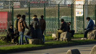 Des migrants à Calais, le 12 janvier 2018.