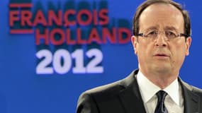 Le candidat socialiste François Hollande, principal rival de Nicolas Sarkozy à l'élection présidentielle, aura du mal à "tenir la distance", estime Henri Guaino, conseiller spécial du président sortant. /Photo prise le 26 janvier 2012/REUTERS/Charles Plat