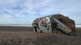 Une oeuvre réalisée par l'artiste Blesea sur un blockhaus de Biville, dans la Manche.