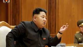Le dirigeant nord-coréen Kim Jong-Un lors d'une réunion d'urgence, le 21 août 2015