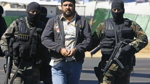 Le trafiquant de drogue mexicain Alfredo Beltran Leyva (c) escorté par des soldats, après son arrestation à Culiacan, dans l'Etat du Sinaloa, le 21 janvier 2008