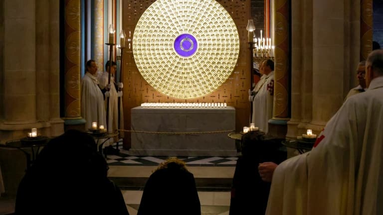 La couronne d'épines dans son reliquaire conçu par l'artiste français Sylvain Dubuisson lors d'une procession à l'intérieur de la cathédrale Notre-Dame de Paris, à Paris le 13 décembre 2024 La couronne d'épines dans son reliquaire conçu par l'artiste français Sylvain Dubuisson lors d'une procession à l'intérieur de la cathédrale Notre-Dame de Paris, à Paris le 13 décembre 2024