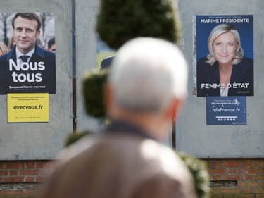 Des panneaux électoraux dans les rues de Paris dimanche 22 avril 2022