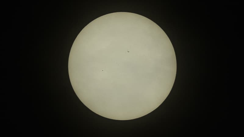 Photo prise à travers un télescope depuis l'Observatoire royal de Greenwich, au Royaume-Uni, montrant Mercure (le point noir à gauche) se déplaçant devant le Soleil, le 9 mai 2016.