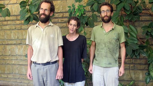 Tanguy et Albane Moulin-Fournier et son frère Cyril, vendredi matin à l'ambassade de France à Yaoundé