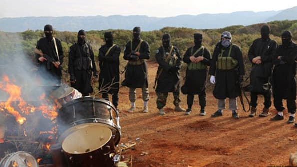 Des jihadistes de l'Etat islamique brûlent des instruments de musique, en Libye, selon des images de propagande diffusées en février 2015. Des jihadistes de l'Etat islamique brûlent des instruments de musique, en Libye, selon des images de propagande diffusées en février 2015.