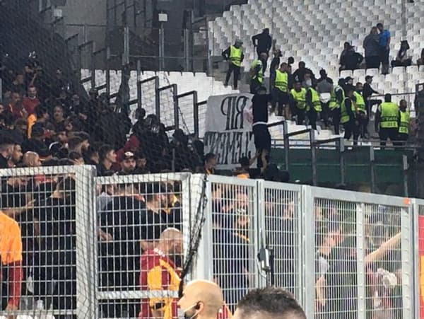 La banderole RIP Clément des supporters de Galatasaray