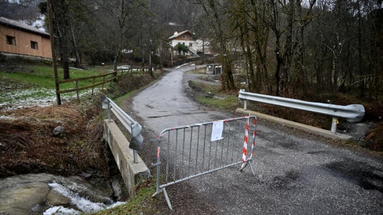 Un accès au village du Haut-Vernet dans les Alpes-de-Haute-Provence, où Emile, 2 ans, a disparu alors qu'il séjournait chez ses grands-parents