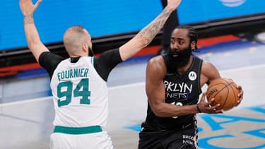 Evan Fournier défend face à James Harden