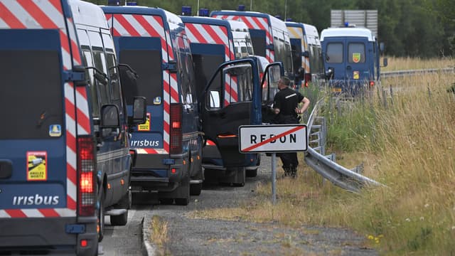 Des camions de la gendarmerie stationnés à la sortie de Redon, après une nuit de heurts avec des teufeurs samedi 19 juin 2021