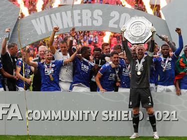 Leicester qui soulève le trophée du Community Shield, à Wembley le 7 août 2021