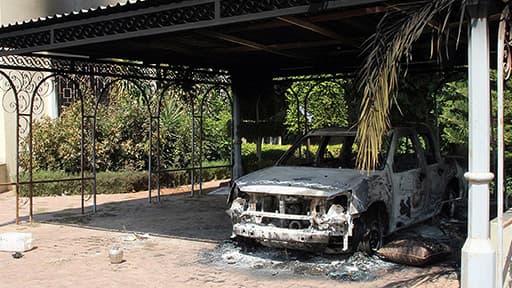 Une voiture incendiée devant le consulat américain de Benghazi.