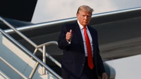 Donald Trump, à la sortie de son avion, quelques minutes avant son passage éclair en prison, à Atlanta, le 24 août 2023