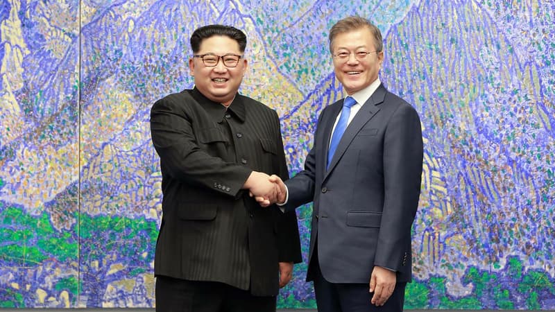 Kim Jong Un, le dirigeant nord-coréen, et Moon Jae-in, le président sud-coréen, le 27 avril 2018.