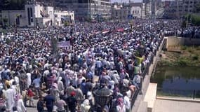 Manifestation contre le régime du président Bachar al Assad à Daïr az Zour, dans l'est de la Syrie. Les manifestations se sont poursuivies en Syrie vendredi, jour de la grande prière hebdomadaire, malgré la répression menée par l'armée. Selon les Comités