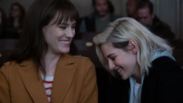 Mackenzie Davis et Kristen Stewart dans "Ma belle-famille, Noël et moi"