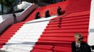 Pose du tapis rouge sur les marches du palais du festival, à Cannes, le 17 mai 2022