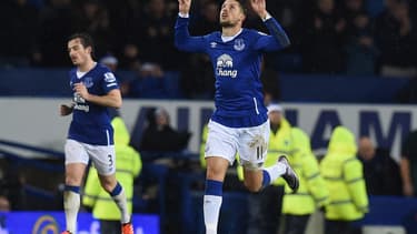 Le club d'Everton (ici le Belge Kevin Mirallas) est le grand rival du Liverpool FC.