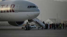 Des passagers montent à bord d'un avion de la Qatar Airways, le 10 septembre 2021 à l'aéroport de Kaboul, en Afghanistan