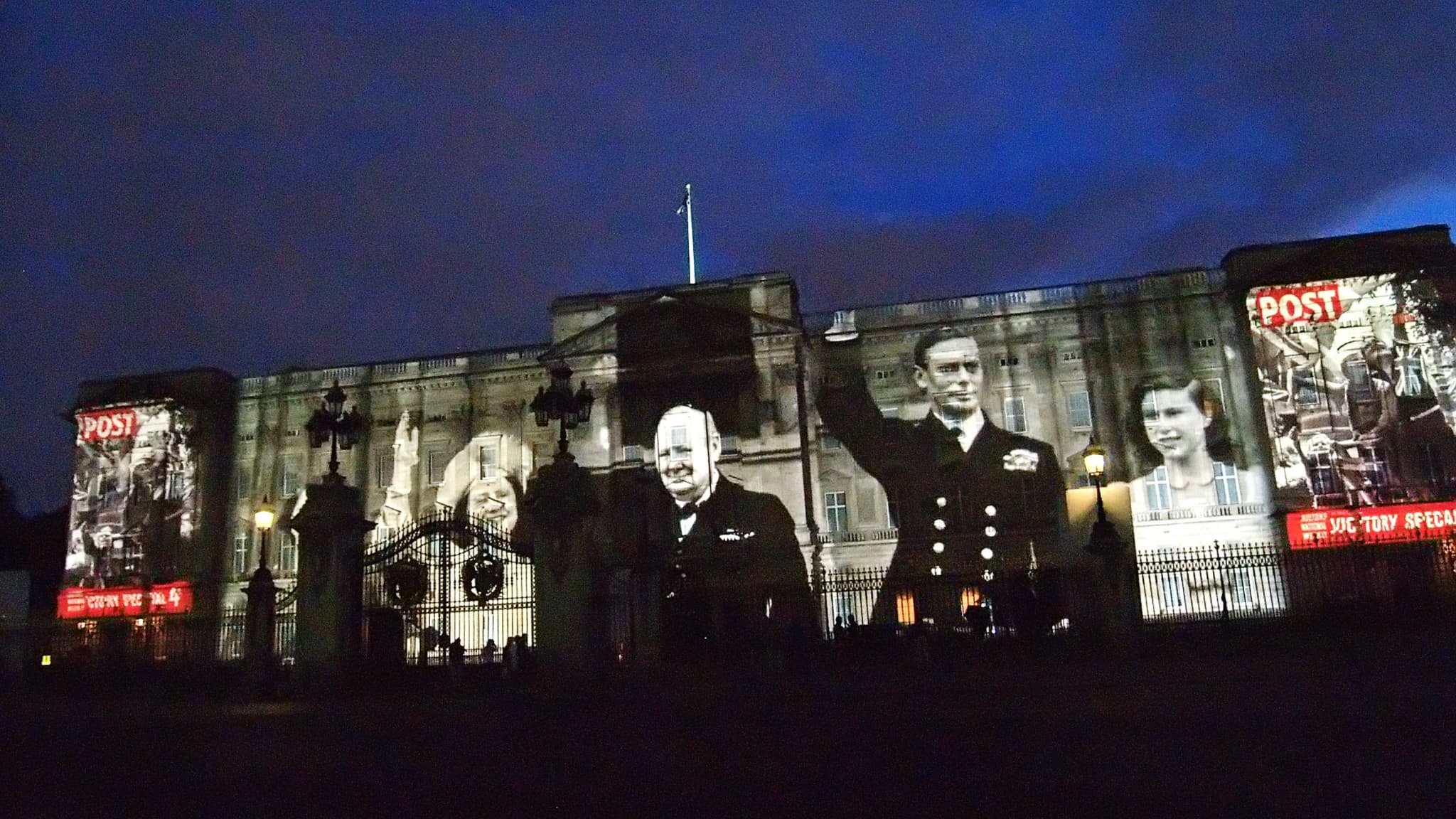 A photo projected on the Buckingham facade of Churchill and King Jorge VI surrounded by Queen Mother and Princess Elizabeth, on the occasion of the 60th anniversary of the end of the World War of Scande, in July 2005. A photo projected on the Buckingham facade of Churchill and King Jorge VI surrounded by Queen Mother and Princess Elizabeth, on the occasion of the 60th anniversary of the end of the World War of Scande, in July 2005.