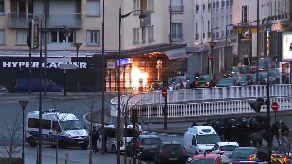 La devanture de l'Hyper cacher au moment de l'assaut du RAID, le 9 janvier 2015.